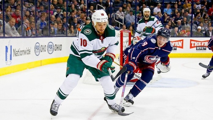 Chris Stewart (Minnesota) v súboji o puk so Zachom Werenskim (Columbus).