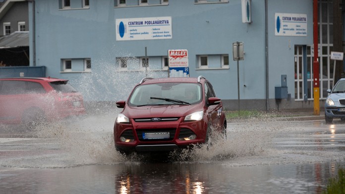 Havarovaná dodávka v obci Bučany.