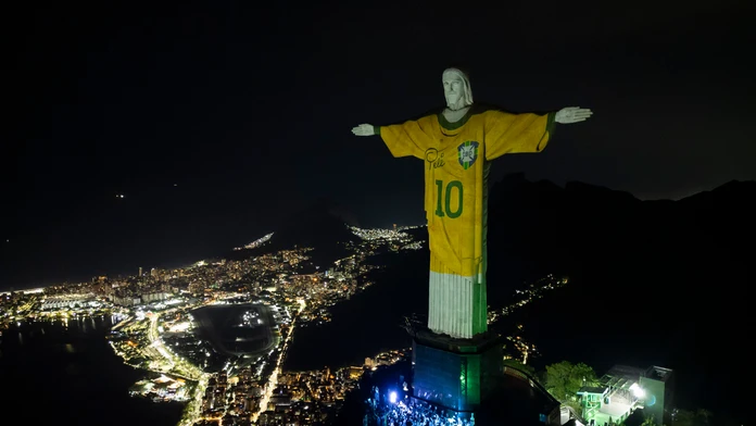 Brazília si pripomenula „kráľa futbalu“. Pelému poslal odkaz aj pápež