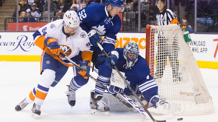 Brankár Toronta Jonathan Bernier a obranca Toronta Martin Marinčin (52).