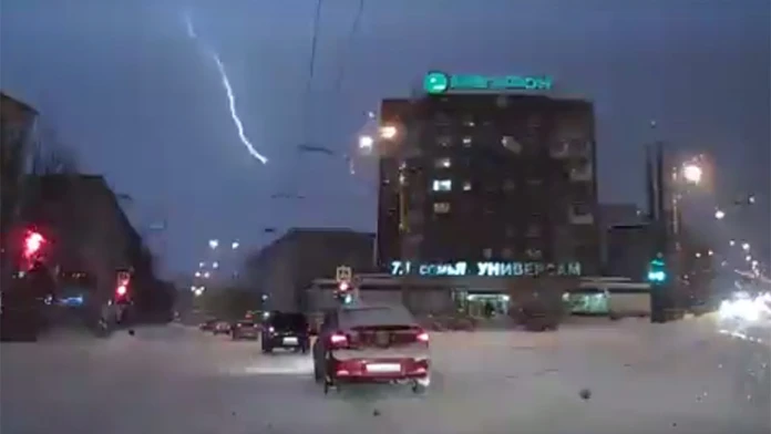 V meste Murmansk videli v zime blesky.
