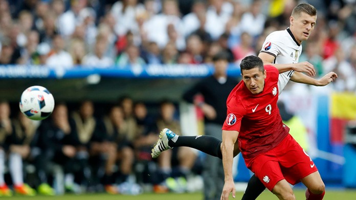 Poliak Robert Lewandowski (vľavo) a hráč Nemecka Toni Kroos bojujú o loptu na ME.