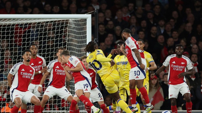 Arsenal v londýnskom derby dvakrát stratil vedenie. Liverpool delí od titulu posledný bod