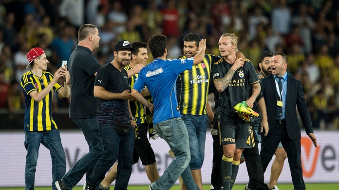 Priaznivci Fenerbahce Istanbul oslavujú s hráčmi postup do skupinovej fázy EL.