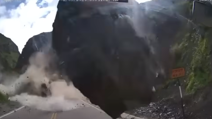 VIDEO: Rutinná jazda sa zmenila na boj o život. Kolónu áut v Peru zasypala skalná lavína