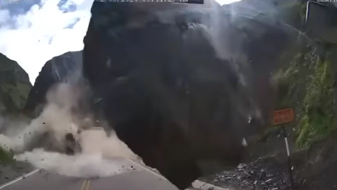 VIDEO: Rutinná jazda sa zmenila na boj o život. Kolónu áut v Peru zasypala skalná lavína