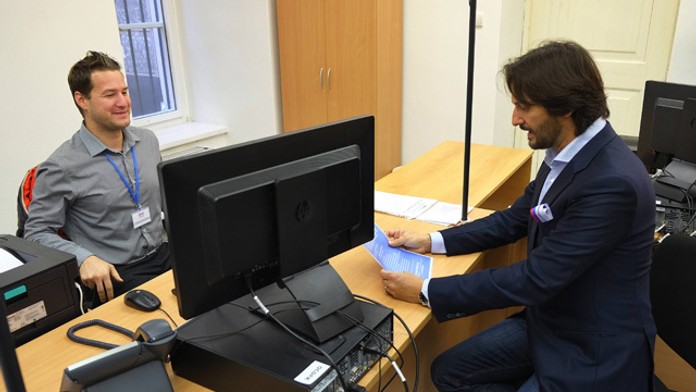 Minister vnútra Robert Kaliňák so zametnancom pri otvorení klientského centra Obvodného úradu v Levoči.