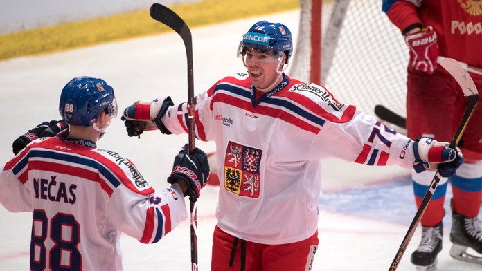 Filip Chytil (vpravo) oslavuje gól s Martinom Nečasom.