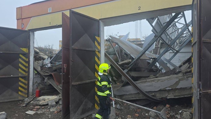 Mimoriadne nešťastie deň pred Vianocami. Na troch mužov sa na východe Slovenska zrútila strecha (FOTO)