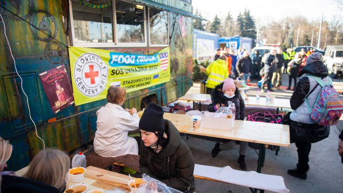 Na snímke Food Truck pri železničnej stanici na pomoc utečencom z Ukrajiny v Košiciach