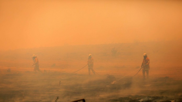Zľava Mark Pysyk a Mike Matheson z Floridy oslavujú gól proti New Jersey.