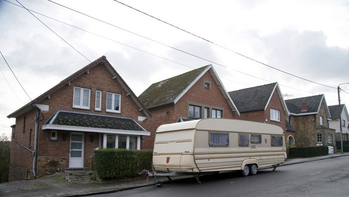 Dom v Auvelais v oblasti mesta Namur, kde prehľadali domy, ktoré slúžili atentátnikom v Paríži.