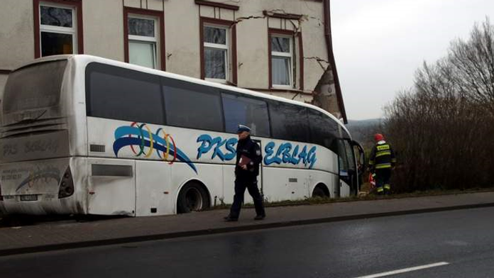 Autobus narazil do obytného domu v obci Sianow