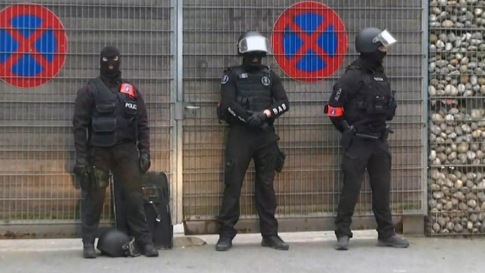 Príslušníci belgickej polície počas akcie v Molenbeeku, pri ktorej zadržali hlavného strojca parížskych útokov Salaha Abdeslama.