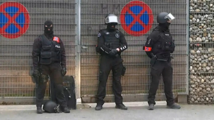 Príslušníci belgickej polície počas akcie v Molenbeeku, pri ktorej zadržali hlavného strojca parížskych útokov Salaha Abdeslama.