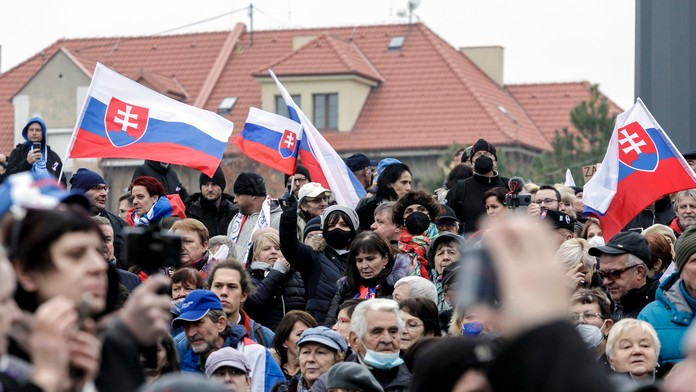 Dav protestujúcich čaká na príhovor Roberta Fica.