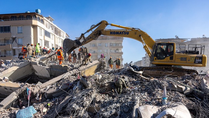 Sýrska rodina s piatimi deťmi, ktorá prežila zemetrasenie, neskôr zahynula pri požiari domu