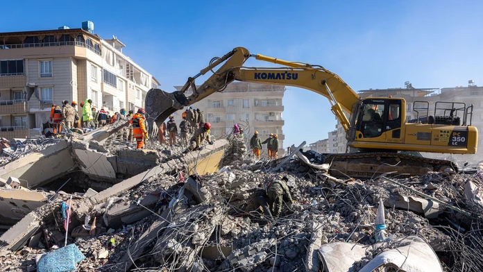Sýrska rodina s piatimi deťmi, ktorá prežila zemetrasenie, neskôr zahynula pri požiari domu