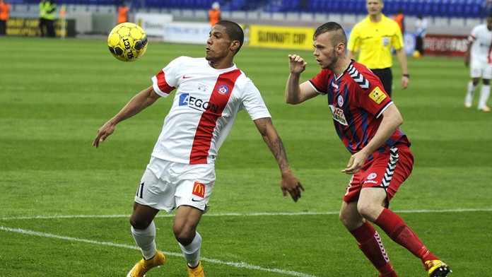 Jairo de Macedo da Silva z Trenčína (vľavo) a Róbert Pillár zo Senice počas finále SC.