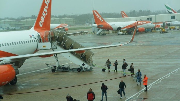 Mysleli si, že ide o vtip. Pilot požiadal zopár cestujúcich, aby vystúpili, inak lietadlo neodletí
