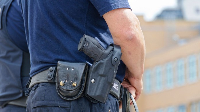 Prechádzka lesom sa zmenila na boj o prežitie. Dvojicu napadol a dobodal 23-ročný muž