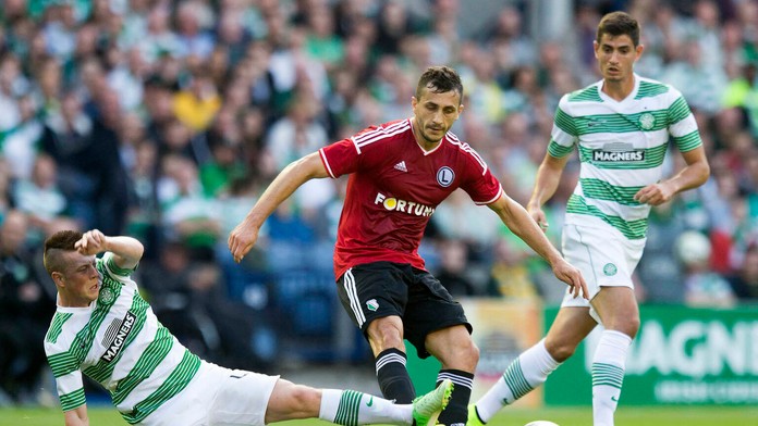 Tomasz Jodlowiec (uprostred) z Legie Varšava a Callum McGregor (vľavo) zo Celticu Glasgow v súboji o loptu v odvete 3. predkola 