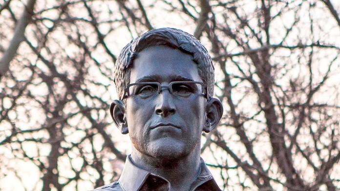 Umelci vyrobili sochu Snowdena.