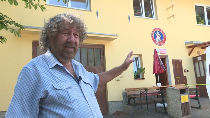 Režisér Zdeněk Troška v Hošticiach.