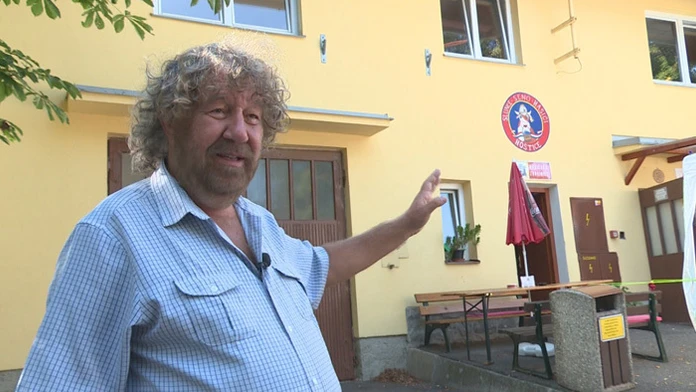 Režisér Zdeněk Troška v Hošticiach.