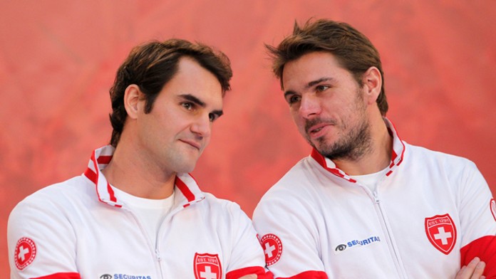 Švajčiarski tenisti Stanislas Wawrinka (vpravo) a Roger Federer pri žrebe DC v Lille.