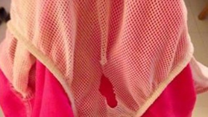 Jackovi sa penis zamotal do sieťoviny z plaviek.