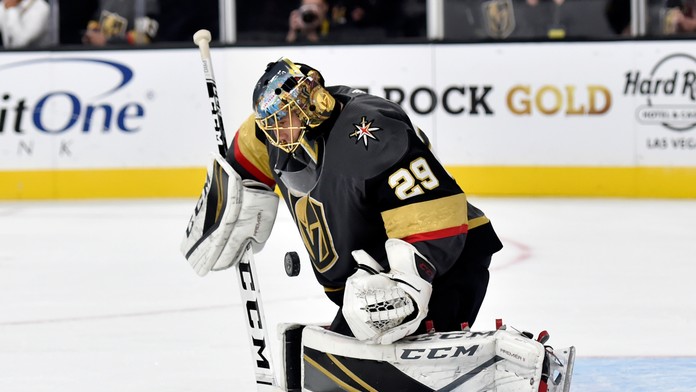 Gólman Vegasu Marc-André Fleury v súboji proti Buffalu.