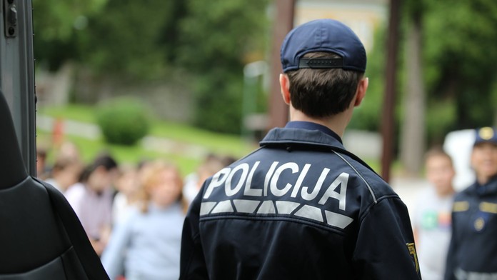 Slovinská polícia zadržala Slováka, ktorý v dodávke prevážal 27 migrantov