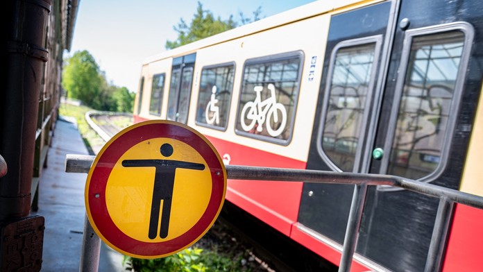 Nebezpečná zábava ich stála život. Dvaja ľudia zahynuli pri surfovaní na vlaku