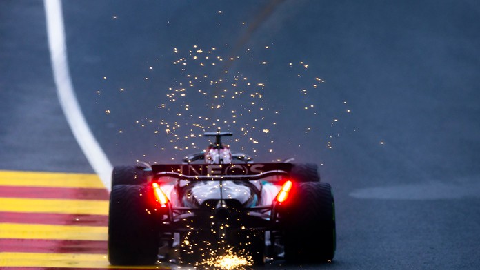 Z víťazstva sa dlho netešil, Russella diskvalifikovali kvôli porušeniu pravidiel. Mercedes aj tak oslavoval