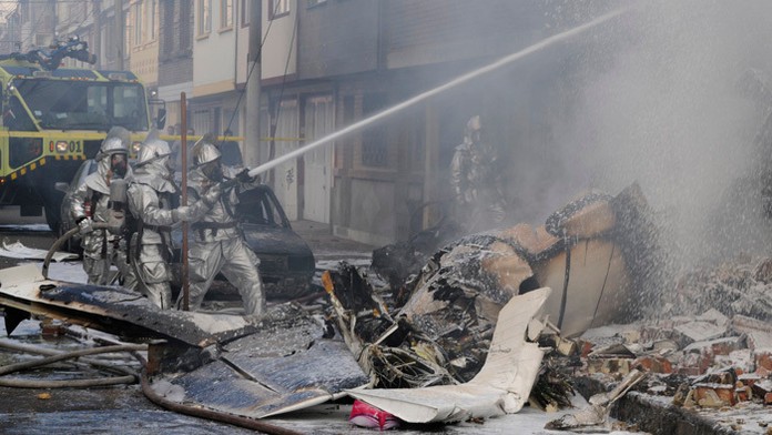 Malé lietadlo sa v nedeľu zrútilo na obytnú štvrť v kolumbijskej metropole Bogota.