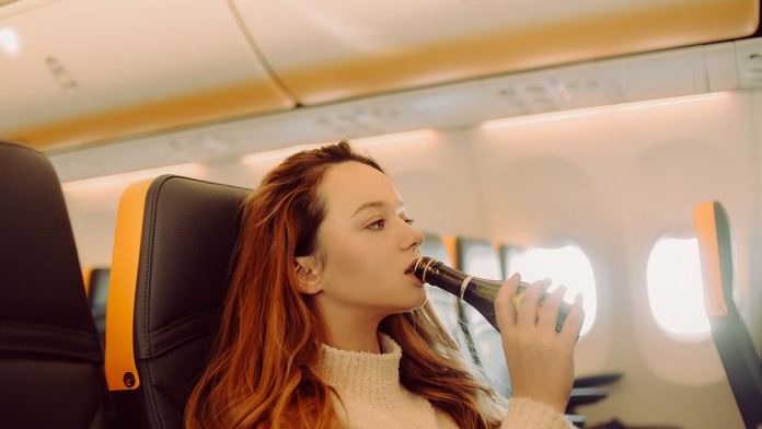 Pitie na palube lietadla.