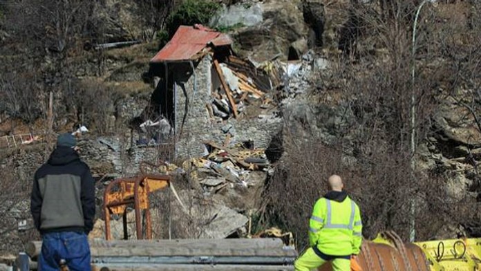 Chatu zavalila skala