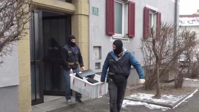 Rakúski policajti vynášajú počítače z domu v Grazi.