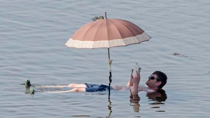 Na snímke muž relaxuje v nízkej hladine rieky Labe vo východonemeckých Drážďanoch.