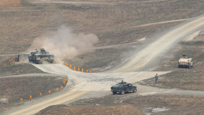 Juhokórejský tank K1 strieľa počas spoločného americko - juhokórejského cvičenia na strelnici Rodriguez Range neďaleko mesta Pch