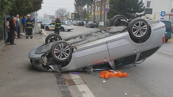 Prevrátené auto na strechu, po tom ako opitý vodič skončil v stĺpe.