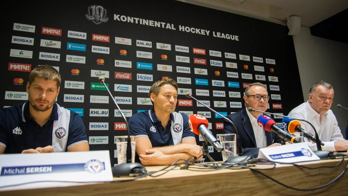 Michal Sersen, tréner HC Slovan Bratislava Vladimír Országh, marketingový riaditeľ Milan Vajda a športový riaditeľ Oldřich Štefl