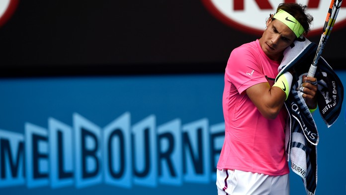 Jeden z Nadalových rituálov je utieranie sa po každom bode.