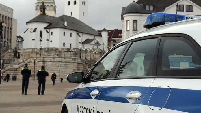 Muž zaútočil na skupinu detí v centre Žiliny, dievča mal aj sexuálne obťažovať. Všetci skončili v nemocnici