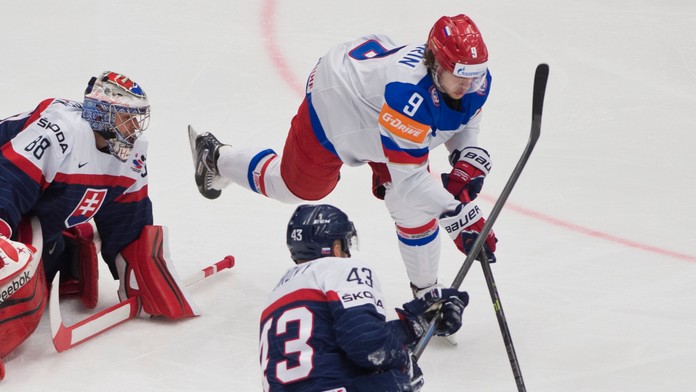 Hviezdny ruský hokejista si zavaril. Na verejnosti strieľal zo zbrane