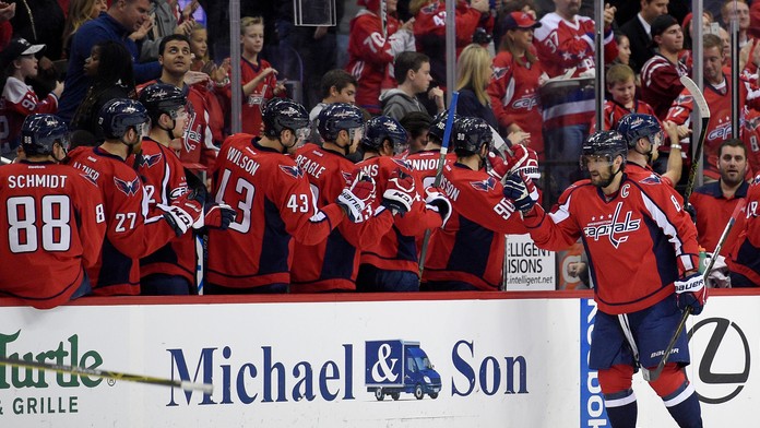 Ostrostrelec Washingtonu Alexander Ovečkin oslavuje gól do siete St. Louis.