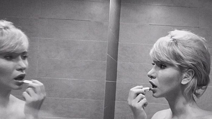 Farmárka Petra roztiahla nohy na bare a odkazuje: Pre svojho kráľa urobím všetko