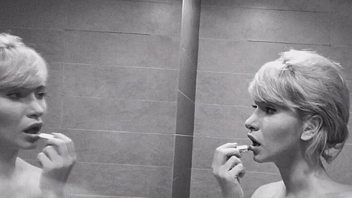 Farmárka Petra roztiahla nohy na bare a odkazuje: Pre svojho kráľa urobím všetko