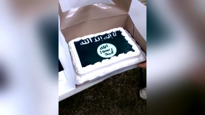 Walmart mu upiekol tortu v tvare vlajky Islamského štátu